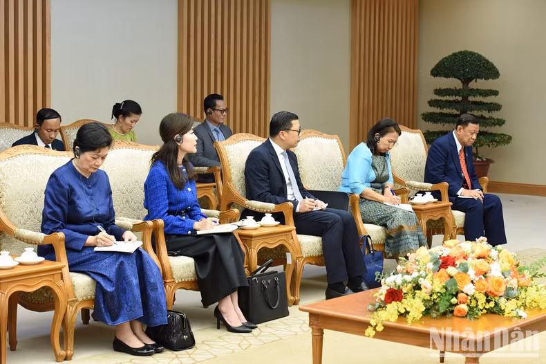 由柬埔寨副首相兼外交与国际合作部大臣布拉索昆率领的工作代表团。 由柬埔寨副首相兼外交与国际合作部大臣布拉索昆率领的工作代表团。
