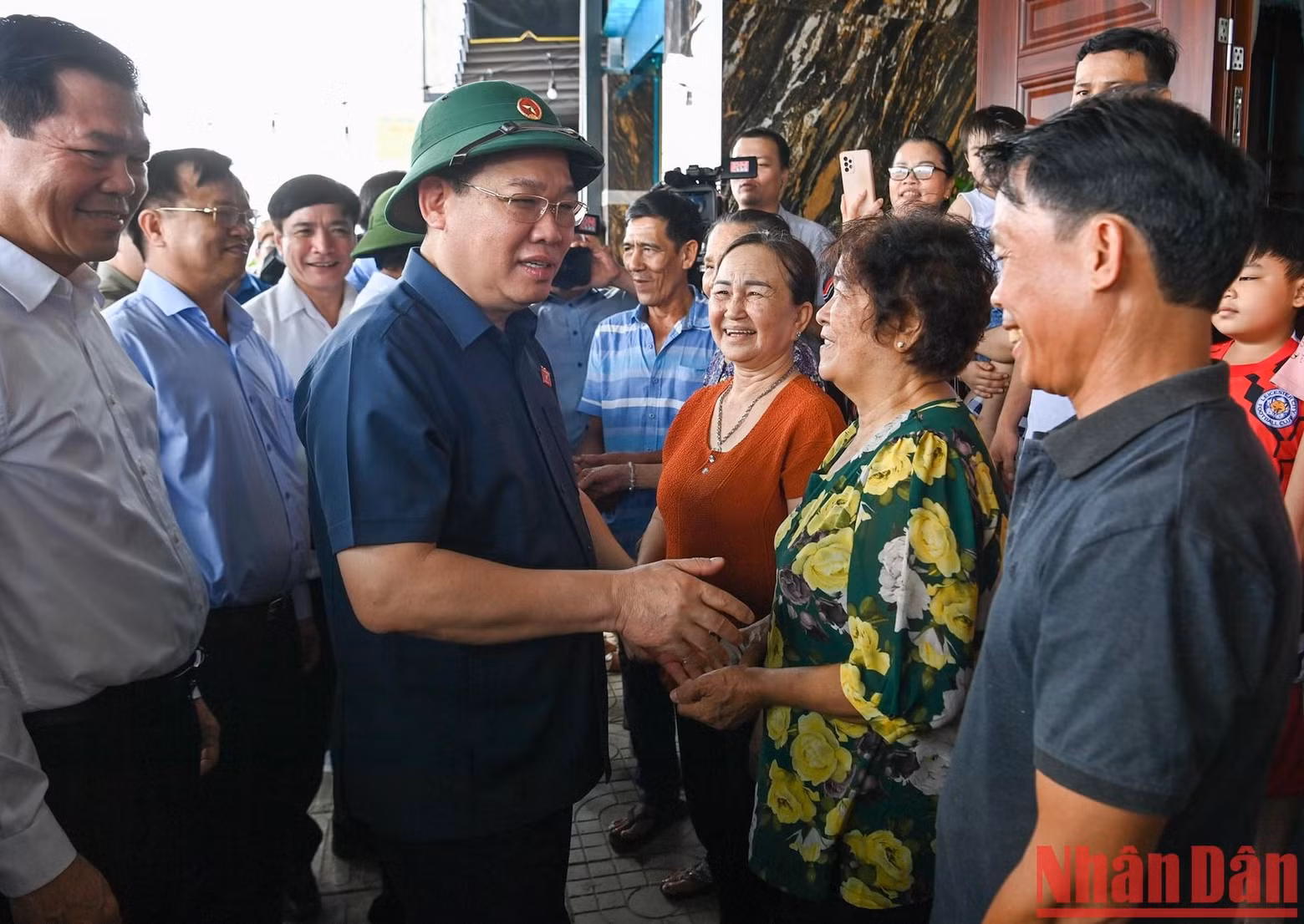 国会主席王廷惠看望慰问禄安—平山安置区人人民。