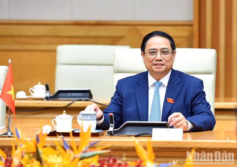 越南政府总理范明正在会见中发表讲话。