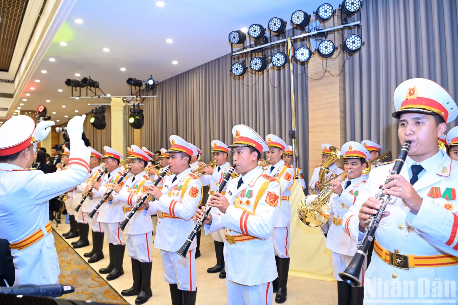 军乐奏响两国国歌。