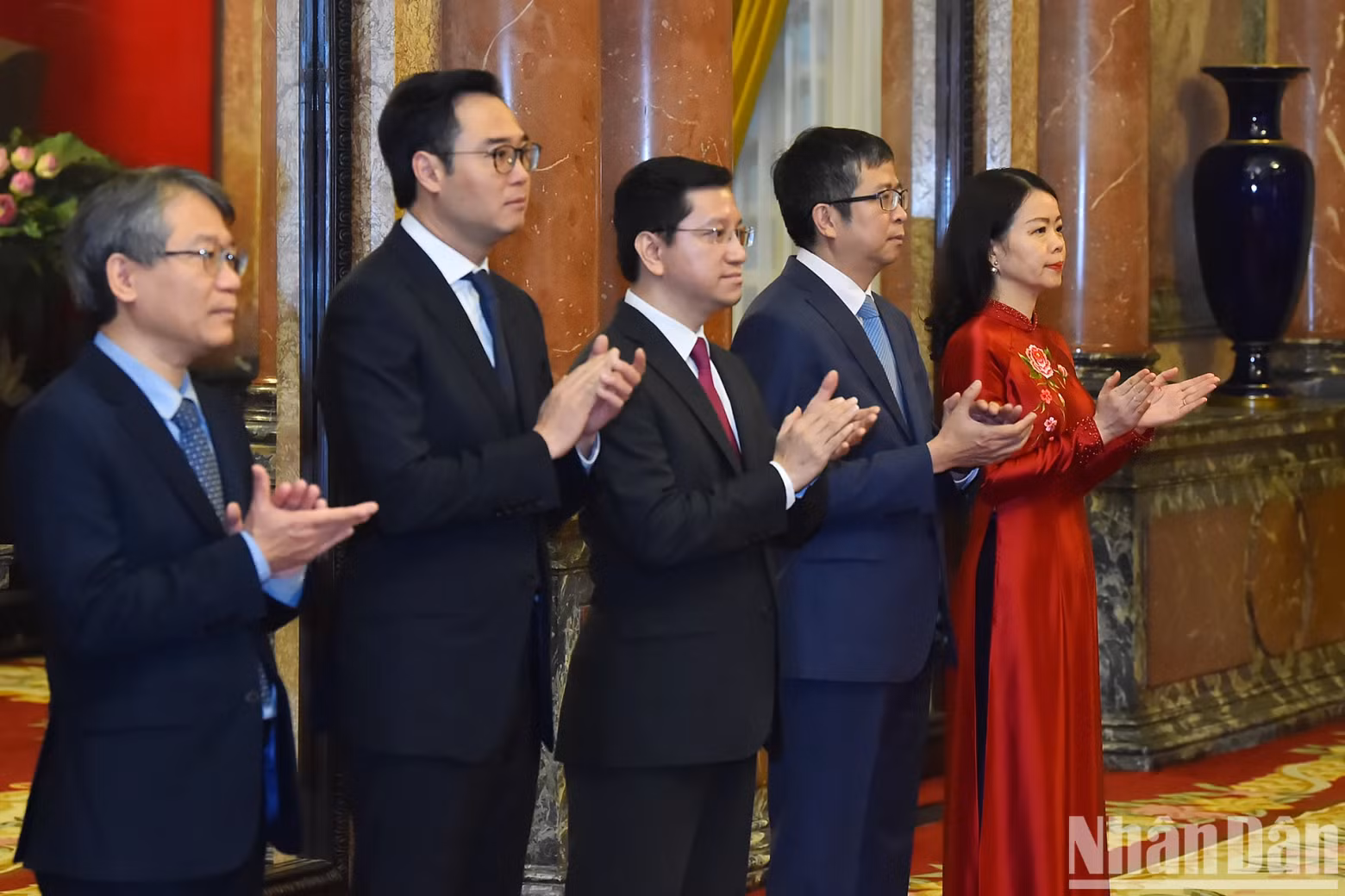 外交部副部长阮明姮，外交部副部长范青平和各位代表。