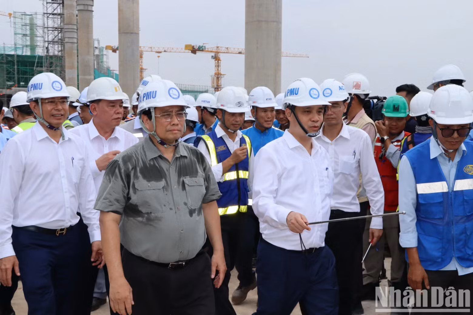 越南航空港总公司领导向范明正总理一行汇报关于隆城机场项目的施工进度。