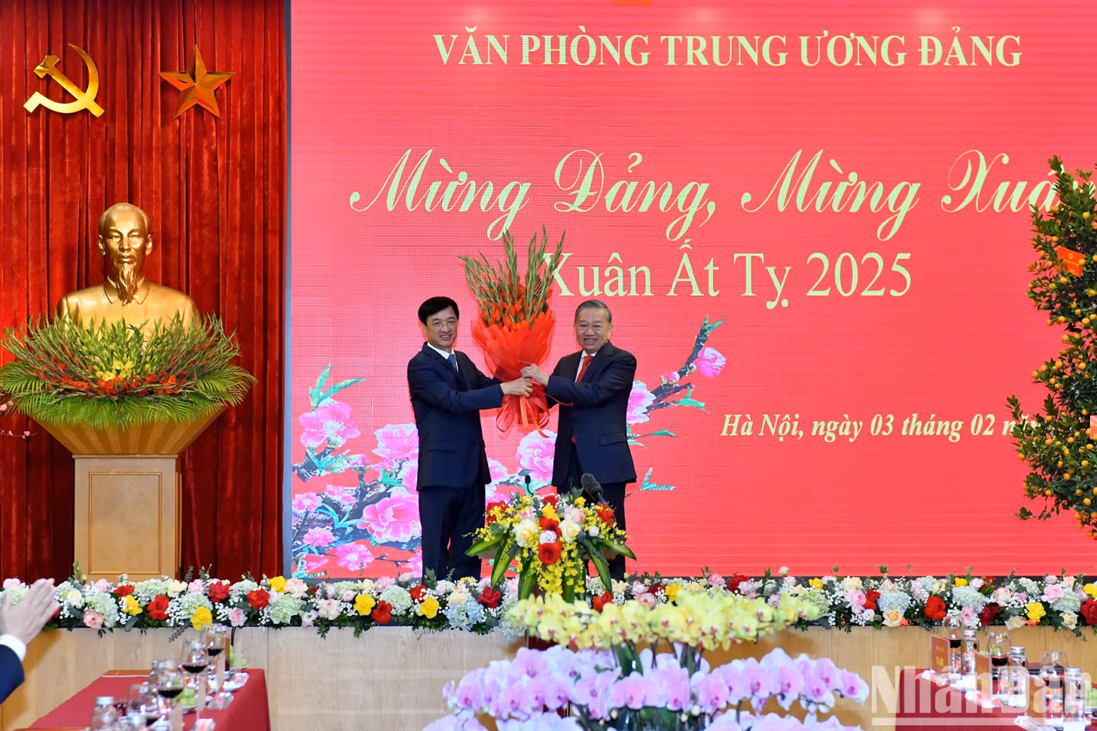 越共中央办公厅主任阮维玉向苏林总书记赠送鲜花。
