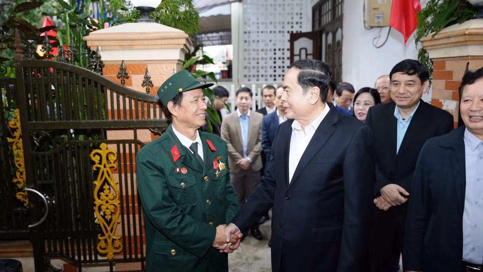 国会主席陈青敏走访慰问顺化市伤残军人。