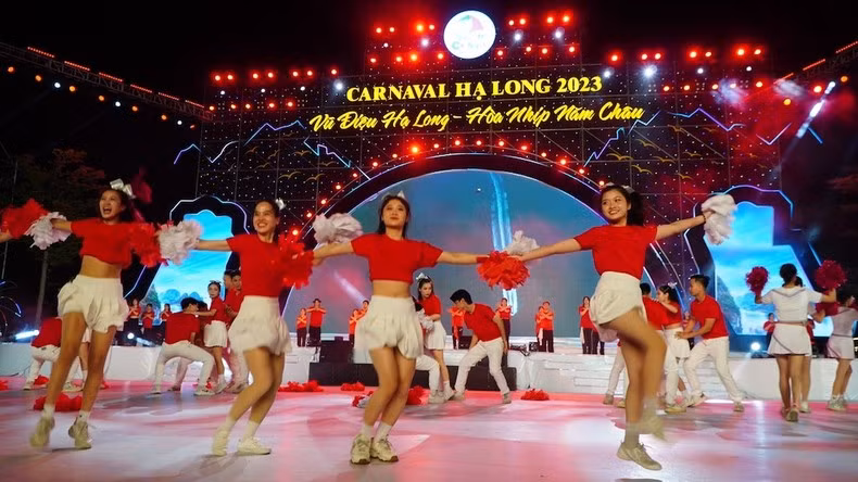 2023年下龙狂欢节开幕式上的艺术表演节目。
