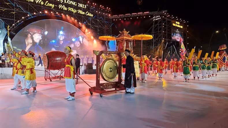 2023年下龙狂欢节上的广宁省各民族文化色彩。