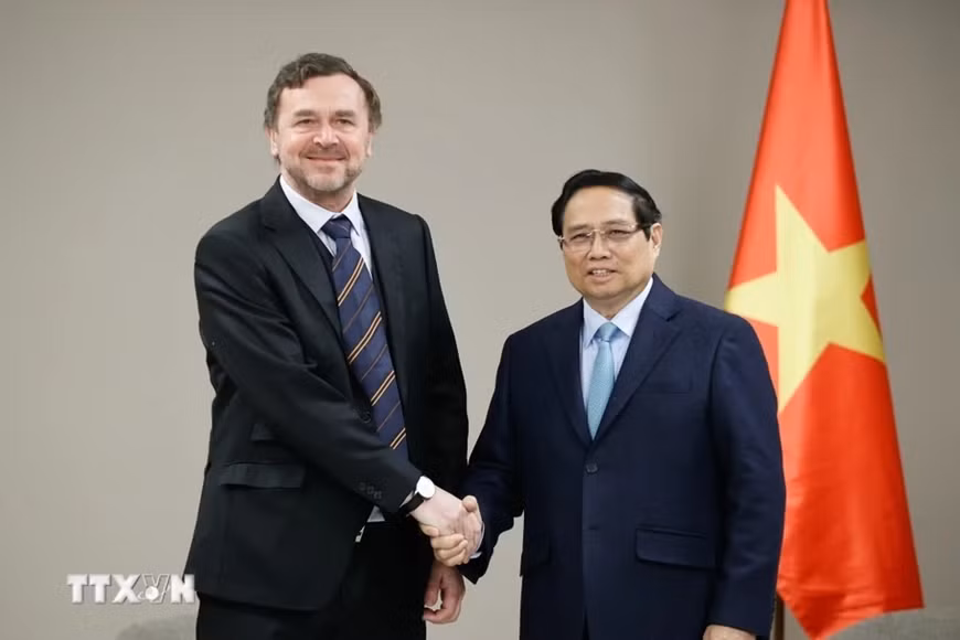 范明正总理会见投资集团Sev.en Global Investments领导。 范明正总理会见投资集团Sev.en Global Investments领导。