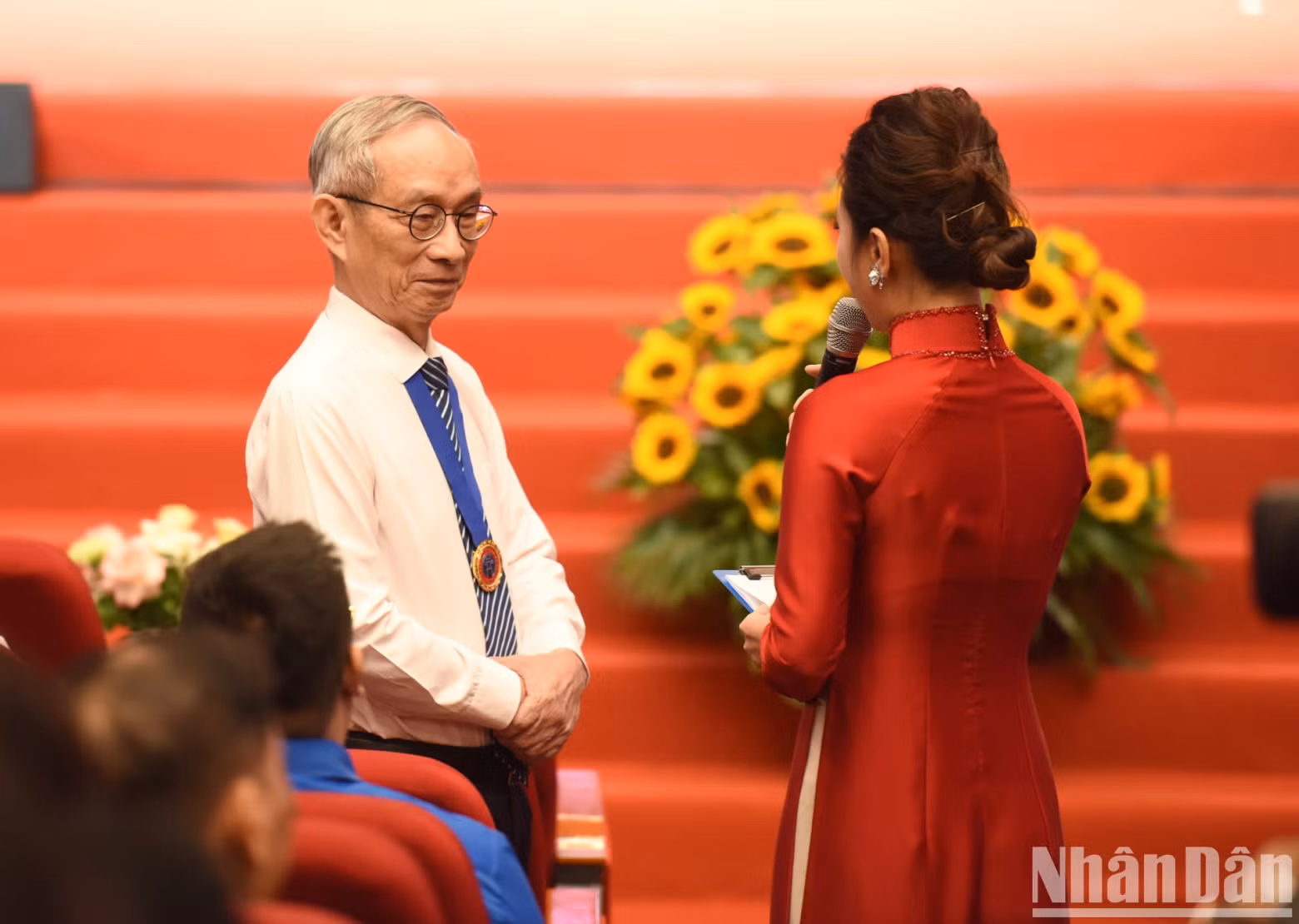 玛丽·居里学校理事会主席阮春康老师在活动上交流。