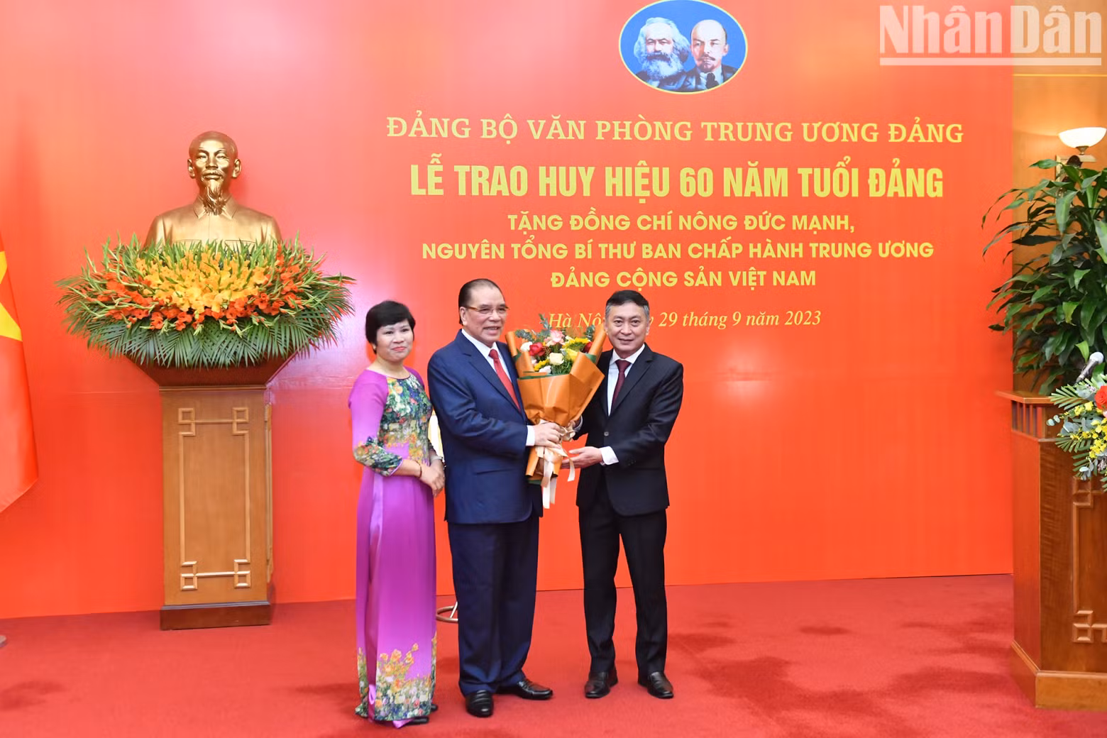 越共中央办公厅代表向原越共中央总书记农德孟表示祝贺。