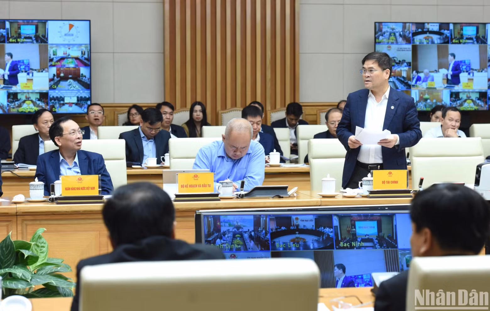 财政部领导发表讲话。