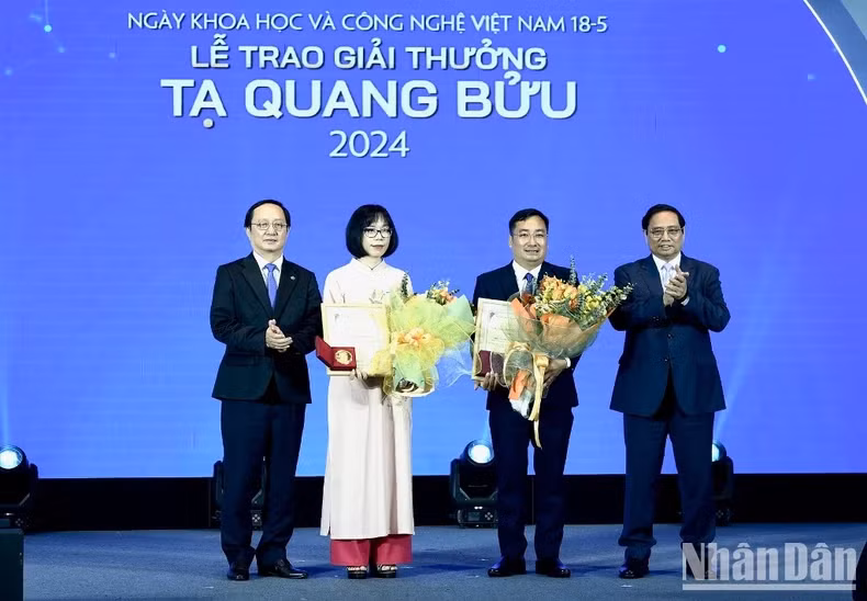 范明正总理向2024年谢光宝奖获奖者颁奖。