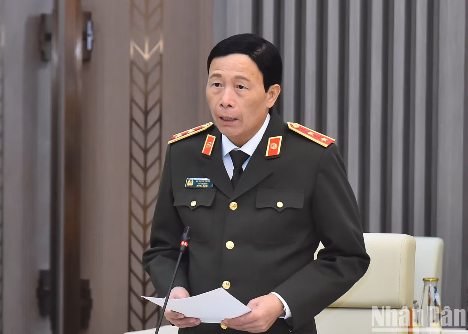 公安部副部长黎国雄中将发表讲话。 公安部副部长黎国雄中将发表讲话。