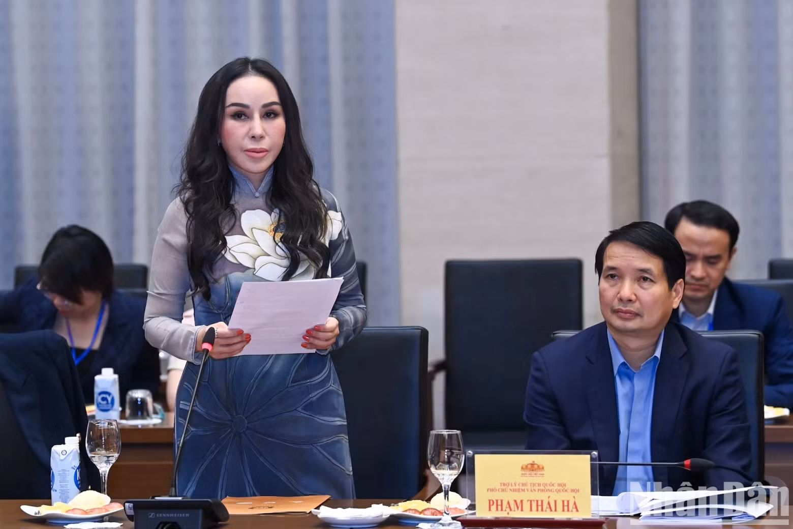 KNHoldings集团副董事长黎女垂阳发表讲话。
