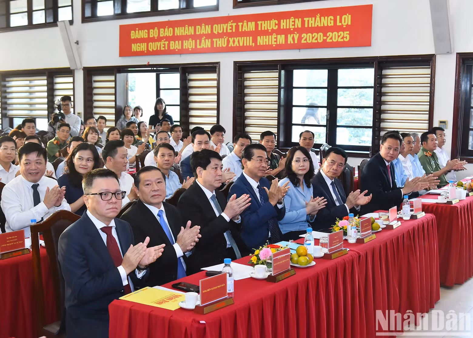 越共中央书记处常务书记梁强和各位代表出席仪式。 越共中央书记处常务书记梁强和各位代表出席仪式。