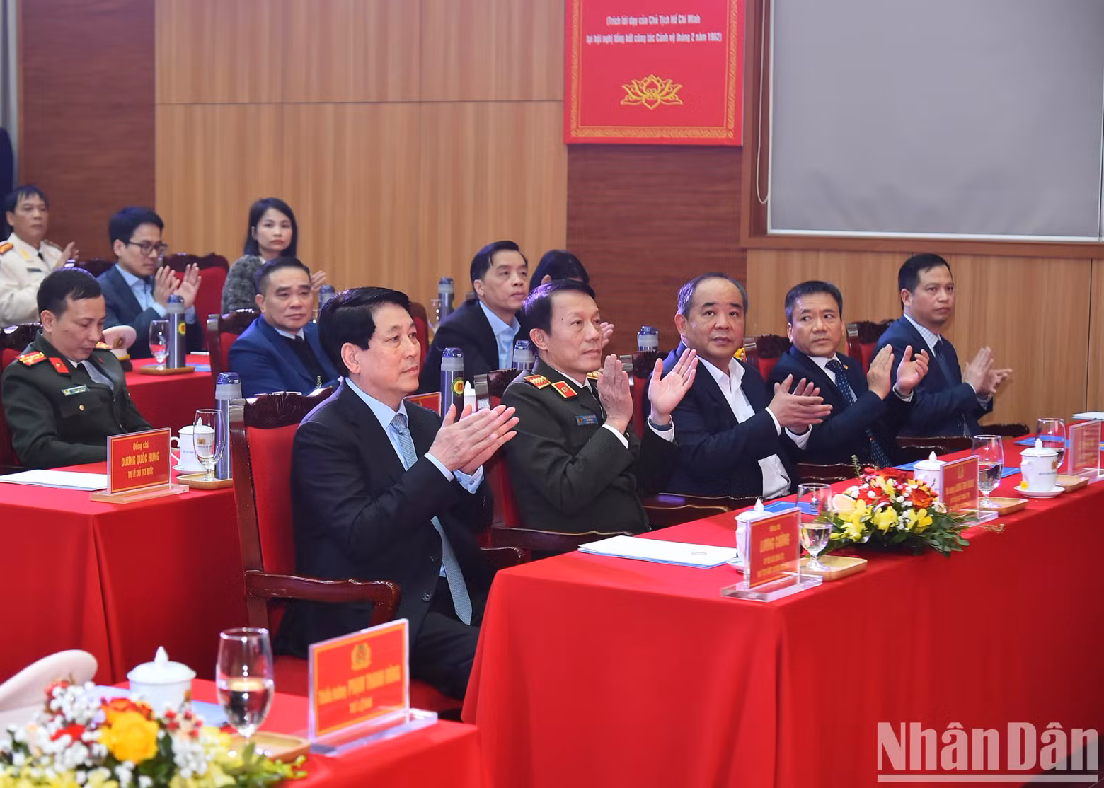 国家主席梁强和各位代表。