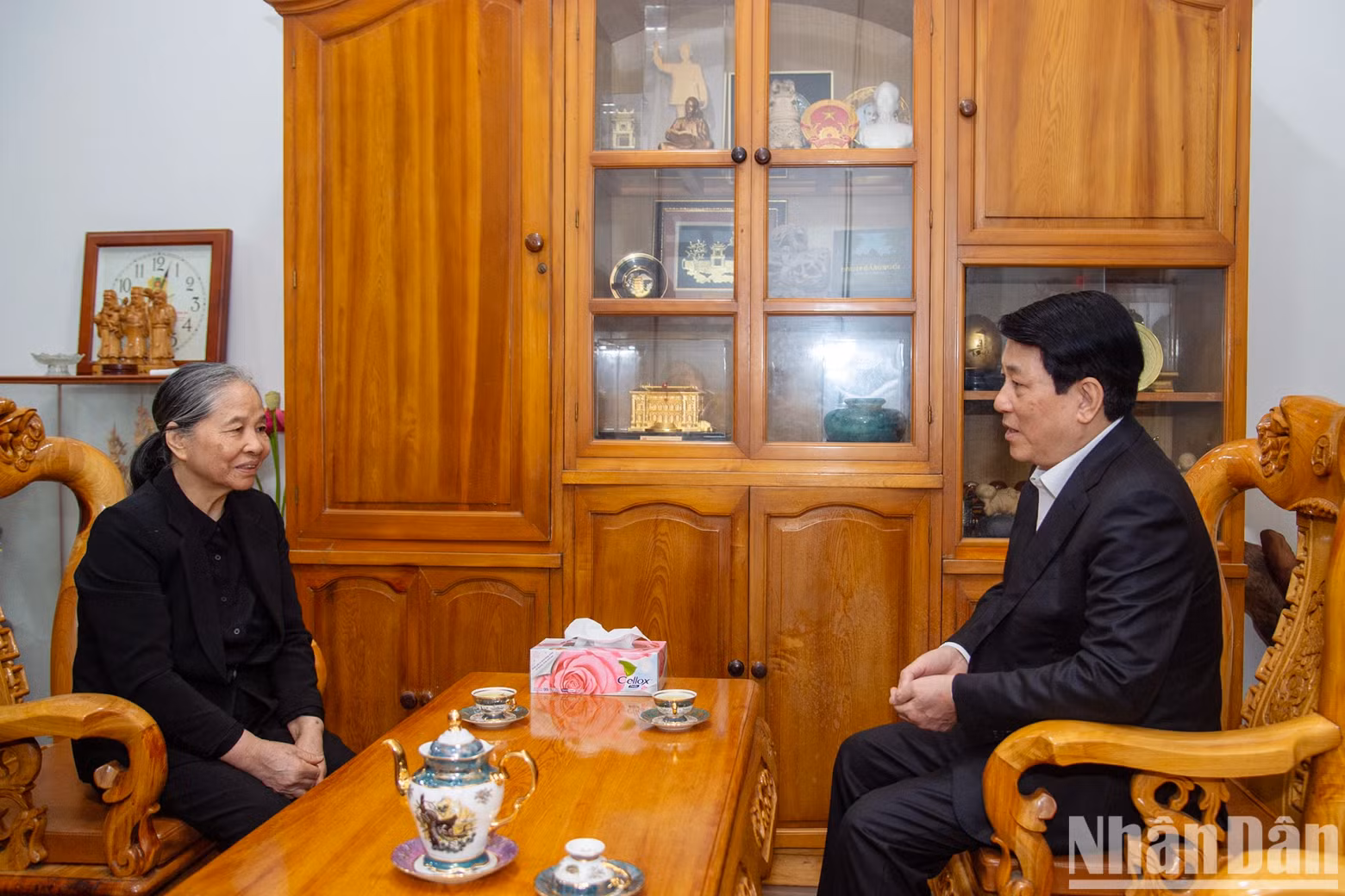 国家主席梁强看望慰问已故总书记阮富仲夫人吴氏敏。