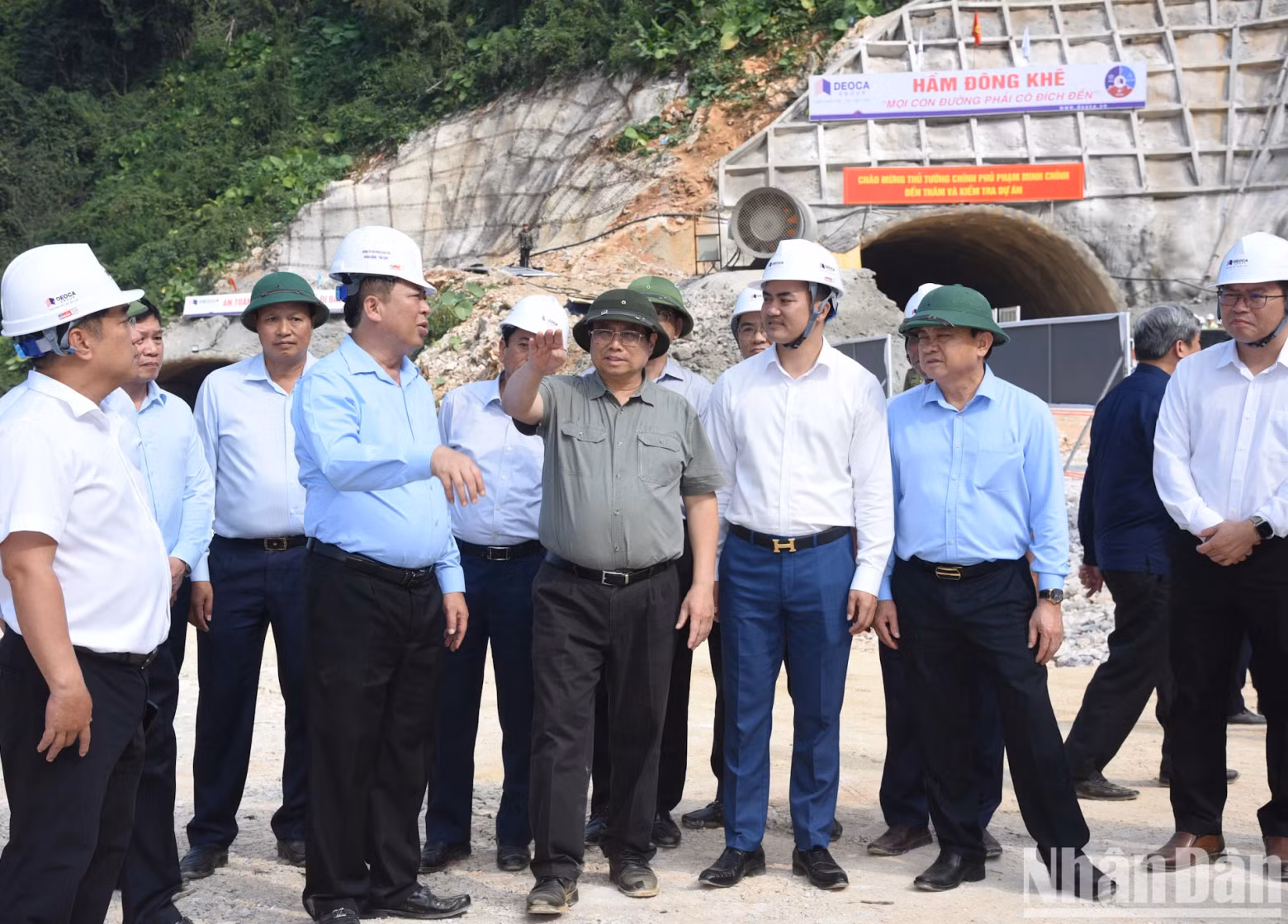 政府总理范明正实地考察了同登（谅山省）—茶岭（高平省）高速公路施工进度。