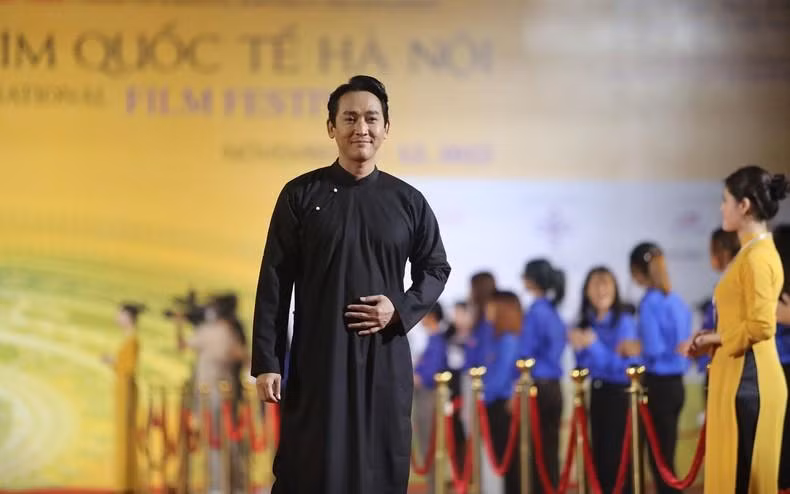 演员许伟文穿着传统衣服出席开幕式。