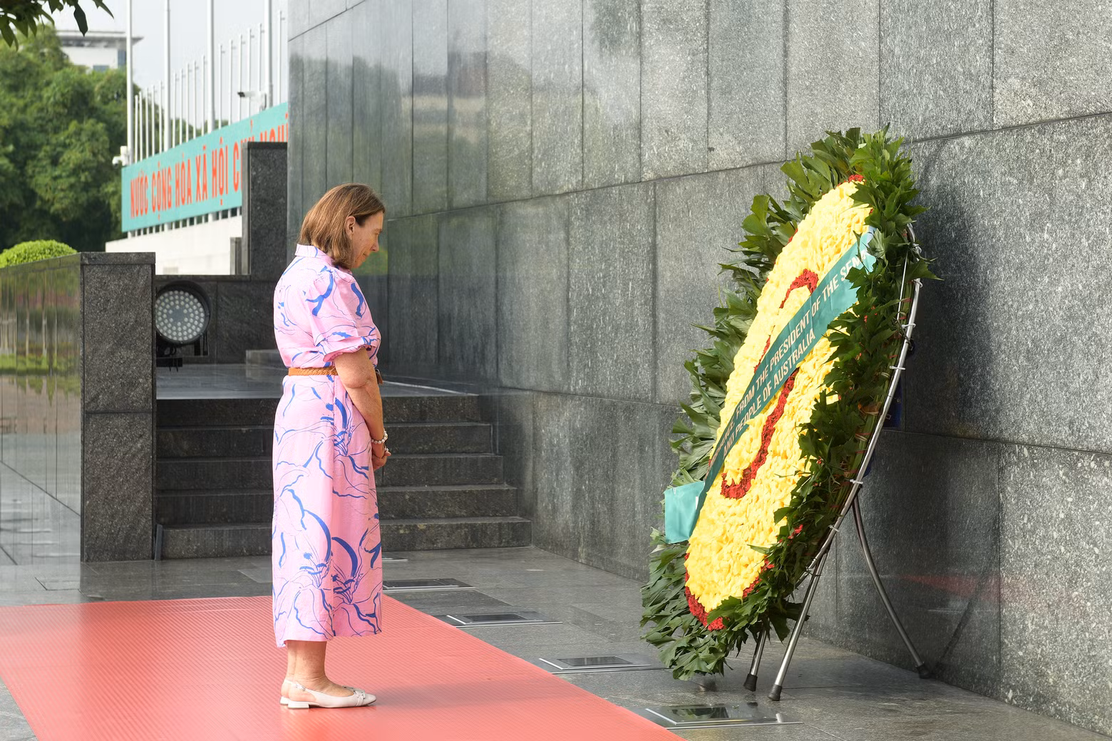 澳大利亚联邦议会参议长苏·莱恩斯在胡志明主席陵敬献花圈。