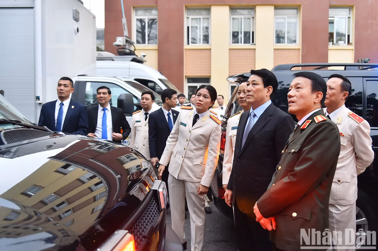 国家主席梁强和公安部部长粱三光检查警卫司令部的设备。