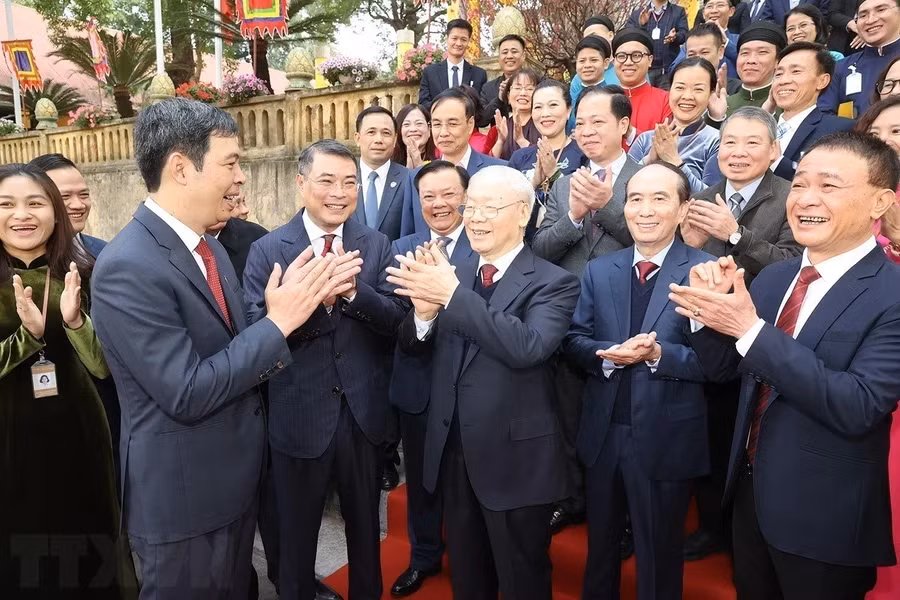 阮富仲总书记和向升龙皇城遗迹区干部人员拜年。