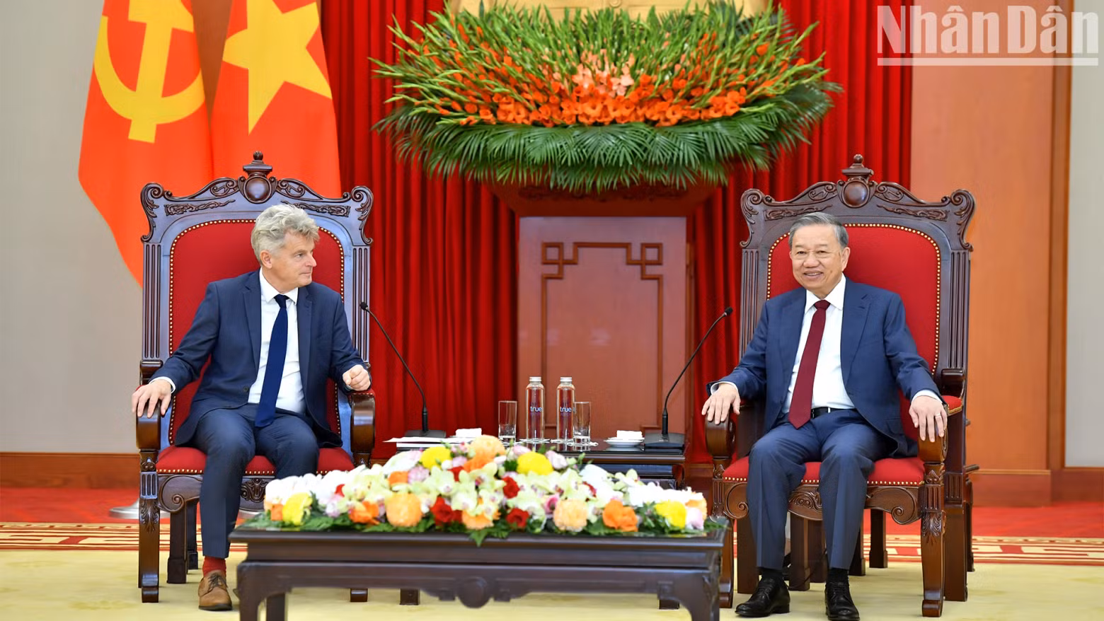 越共中央总书记苏林和法国共产党全国书记鲁塞尔。