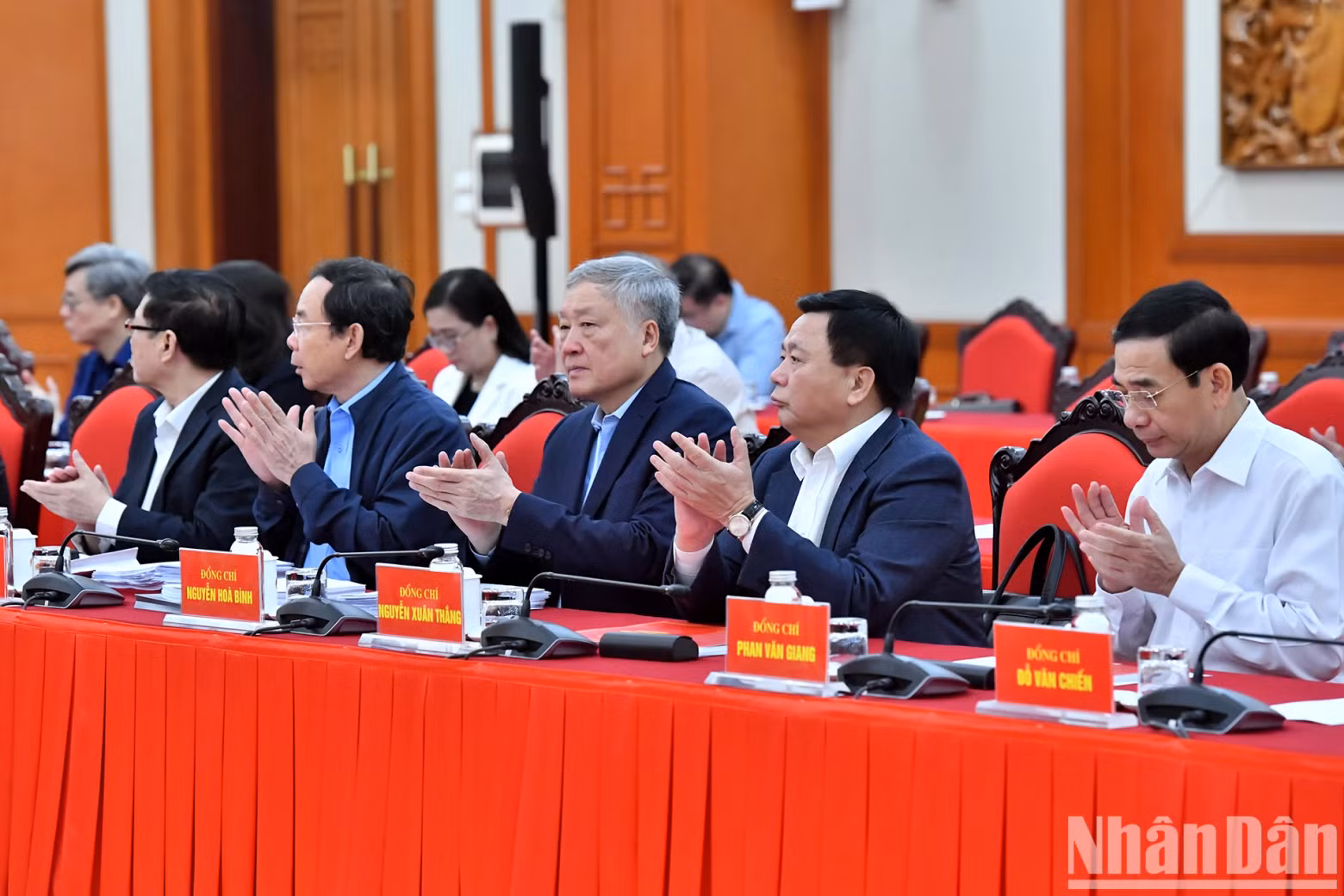 党和国家前领导人出席会议。