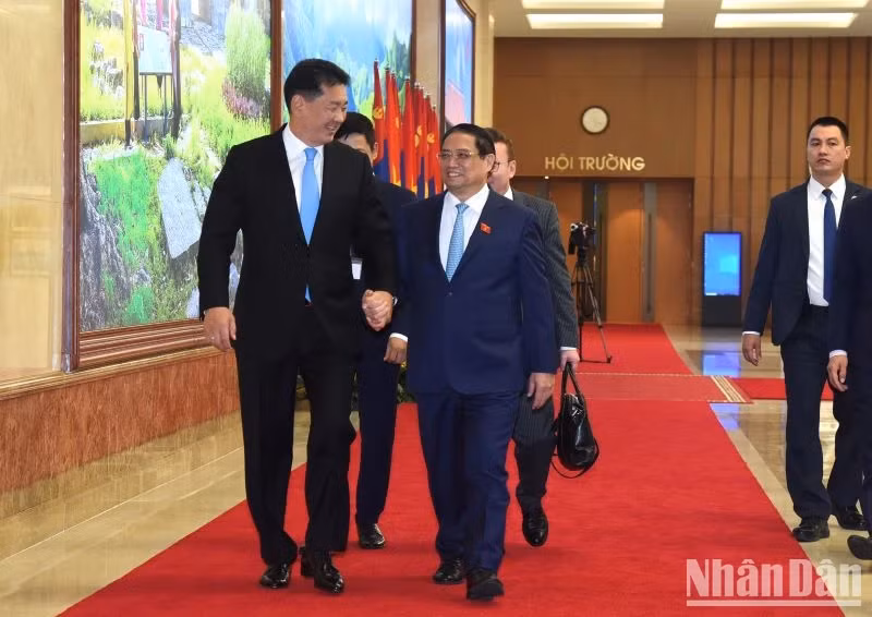 越南政府总理范明正和蒙古国总统乌赫那·呼日勒苏赫交流。