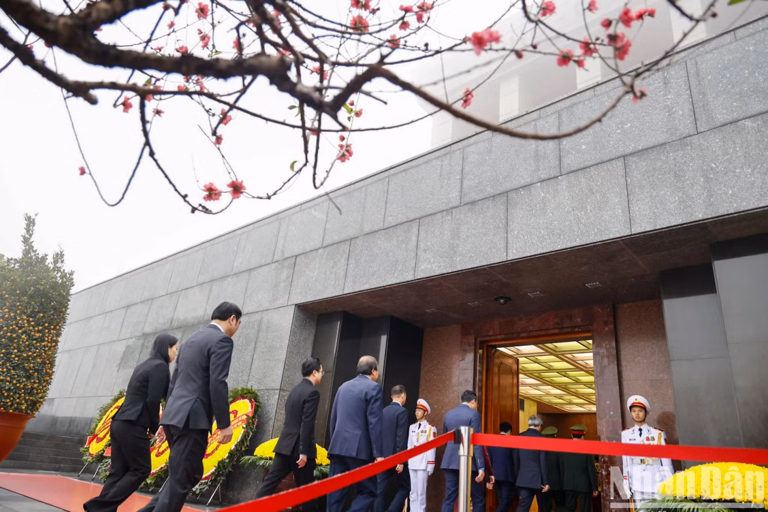 越南党和国家领导，前领导人前往胡志明主席陵瞻仰胡志明主席遗容。