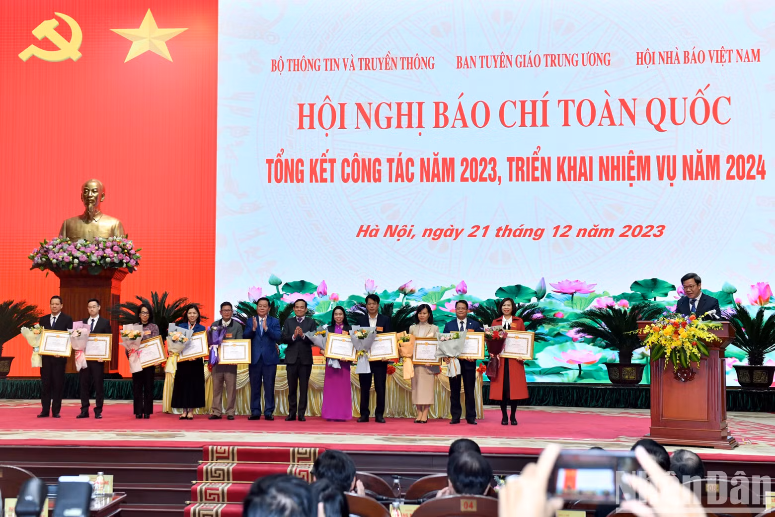 2023年在关于执行政治任务的信息、宣传工作中取得优秀成绩的集体荣获越共中央宣教部的奖状。