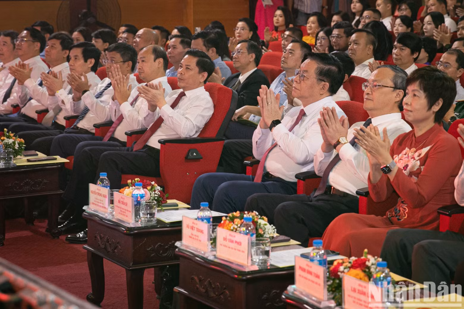 越共中央政治局委员、中央书记处书记、中央宣教部部长阮重义和各位代表出席仪式。