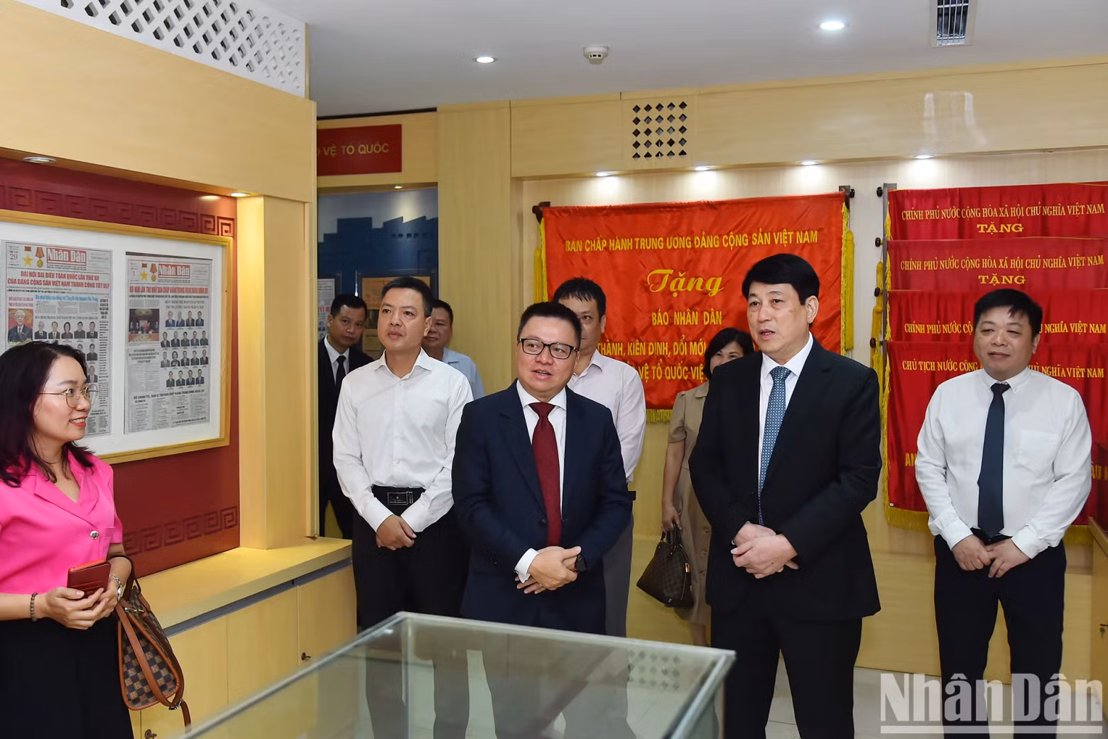 黎国明总编辑向越共中央书记处常务书记梁强介绍人民报的发展历程。 黎国明总编辑向越共中央书记处常务书记梁强介绍人民报的发展历程。