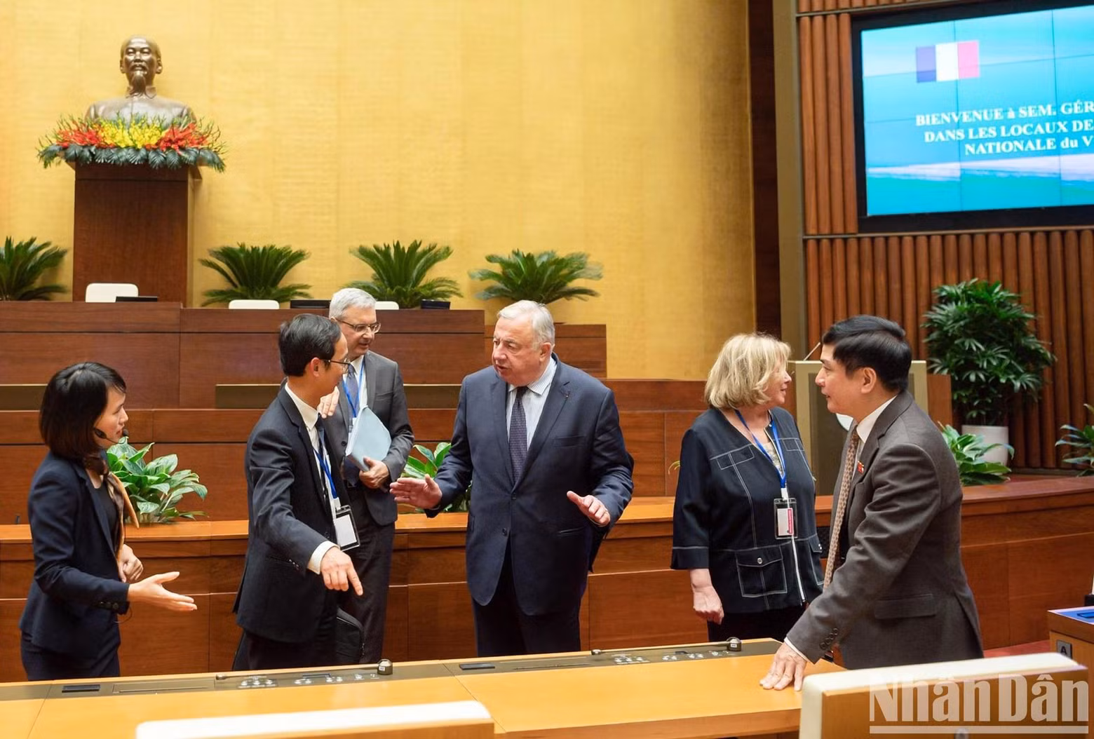 工作人员向法国参议院议长拉舍尔和各位代表介绍奠红会场。