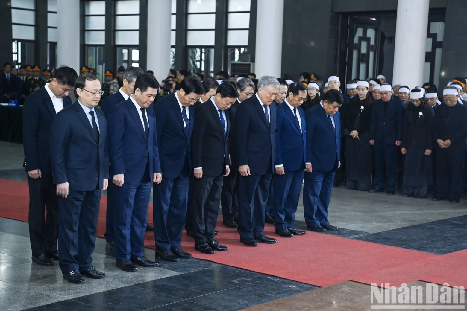 由政府常务副总理阮和平率领的越南社会主义共和国政府代表团吊唁阮决大将。