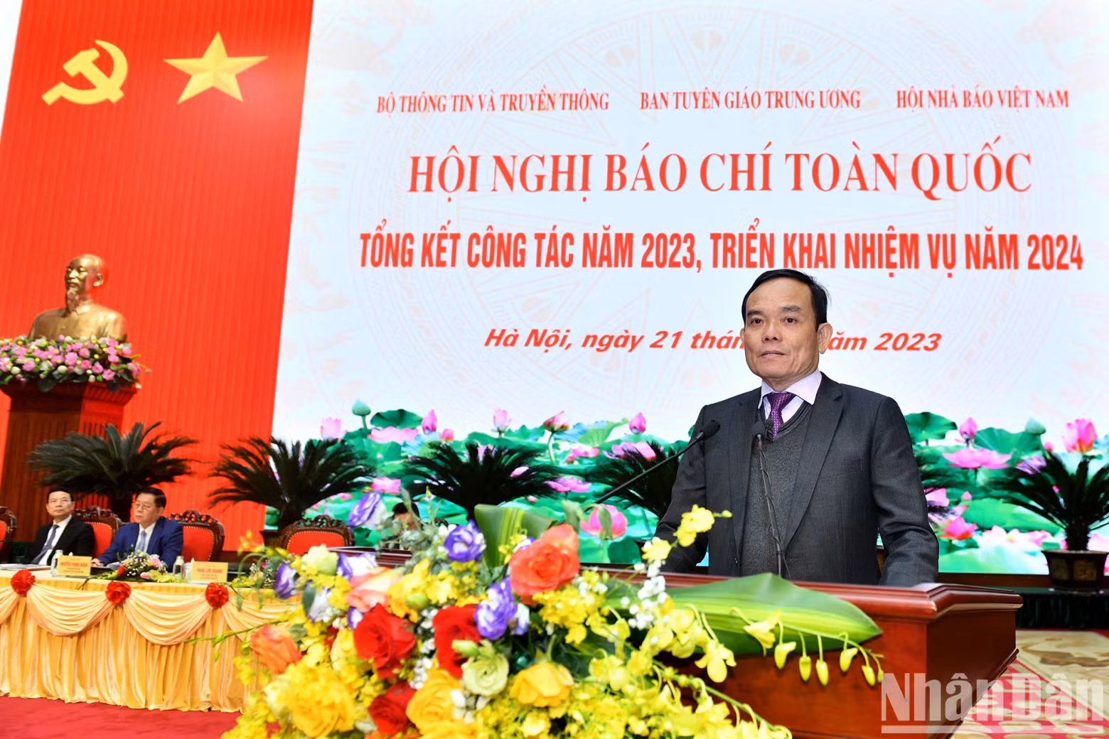 越共中央委员、越南政府副总理陈流光在会议上发表讲话。