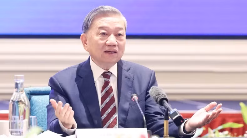 苏林总书记在座谈会上发表讲话。 苏林总书记在座谈会上发表讲话。