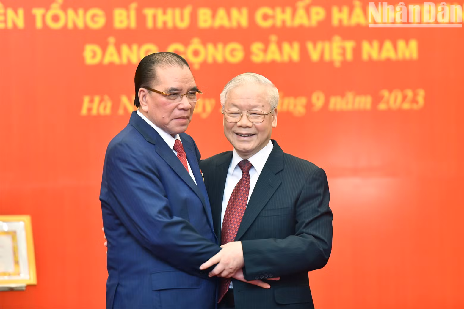 越共中央总书记阮富仲和原越共中央总书记农德孟。