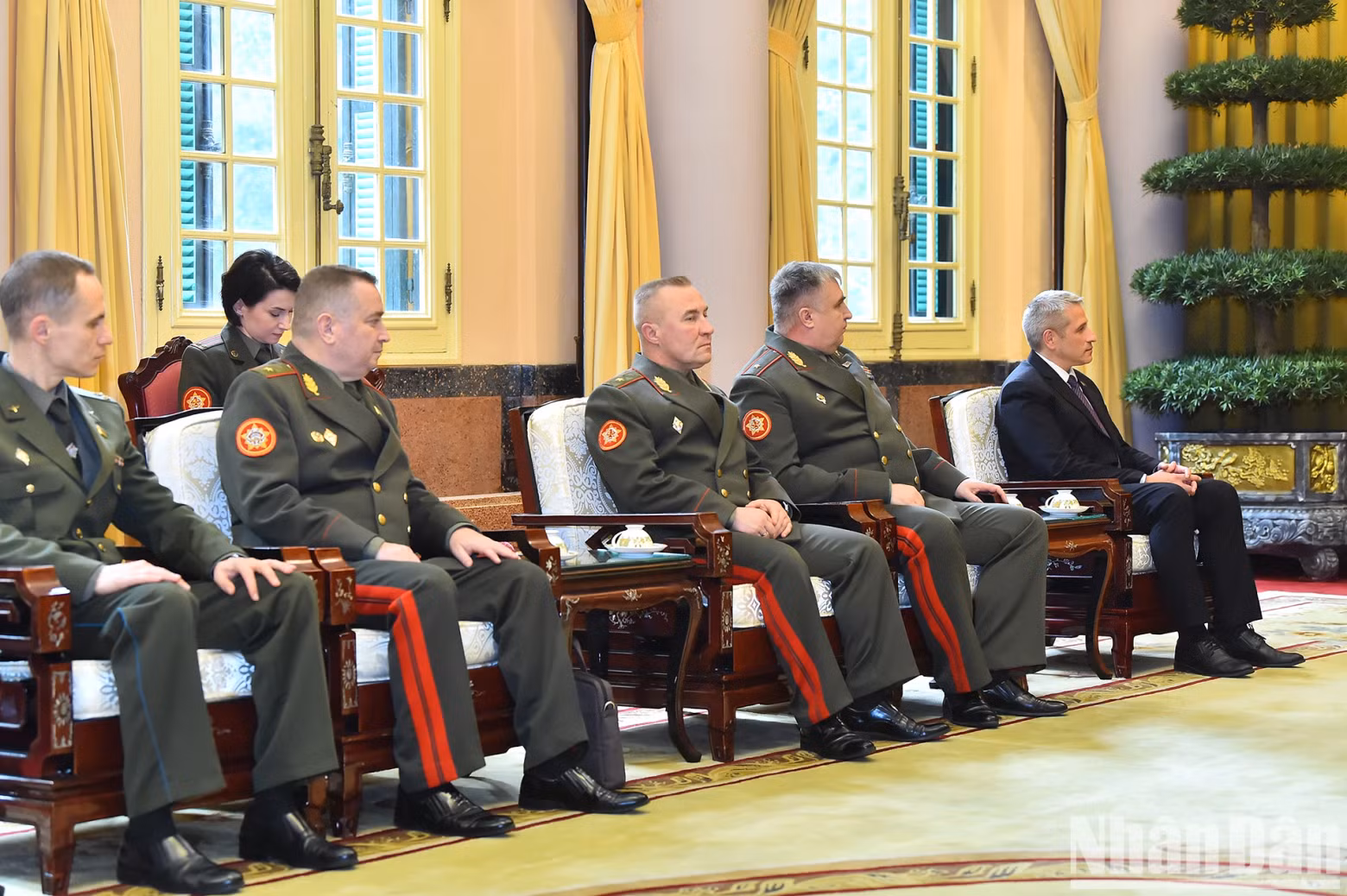 陪同白俄罗斯共和国国防部长维克多·赫列宁中将出席会见的各位代表。
