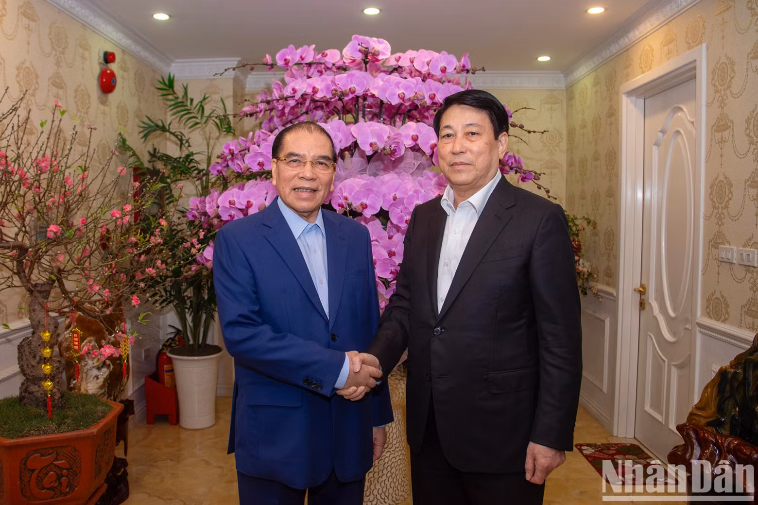 国家主席梁强向原越共中央总书记农德孟致以新年祝福。