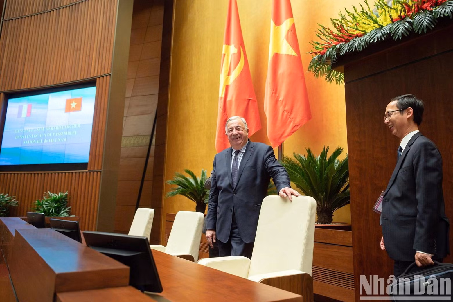 国参议院议长拉舍尔参观国会大厦奠红会场。