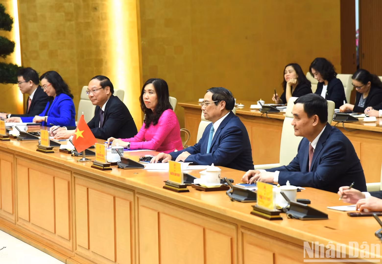 越南政府总理范明正和各部门、部委、行业领导。