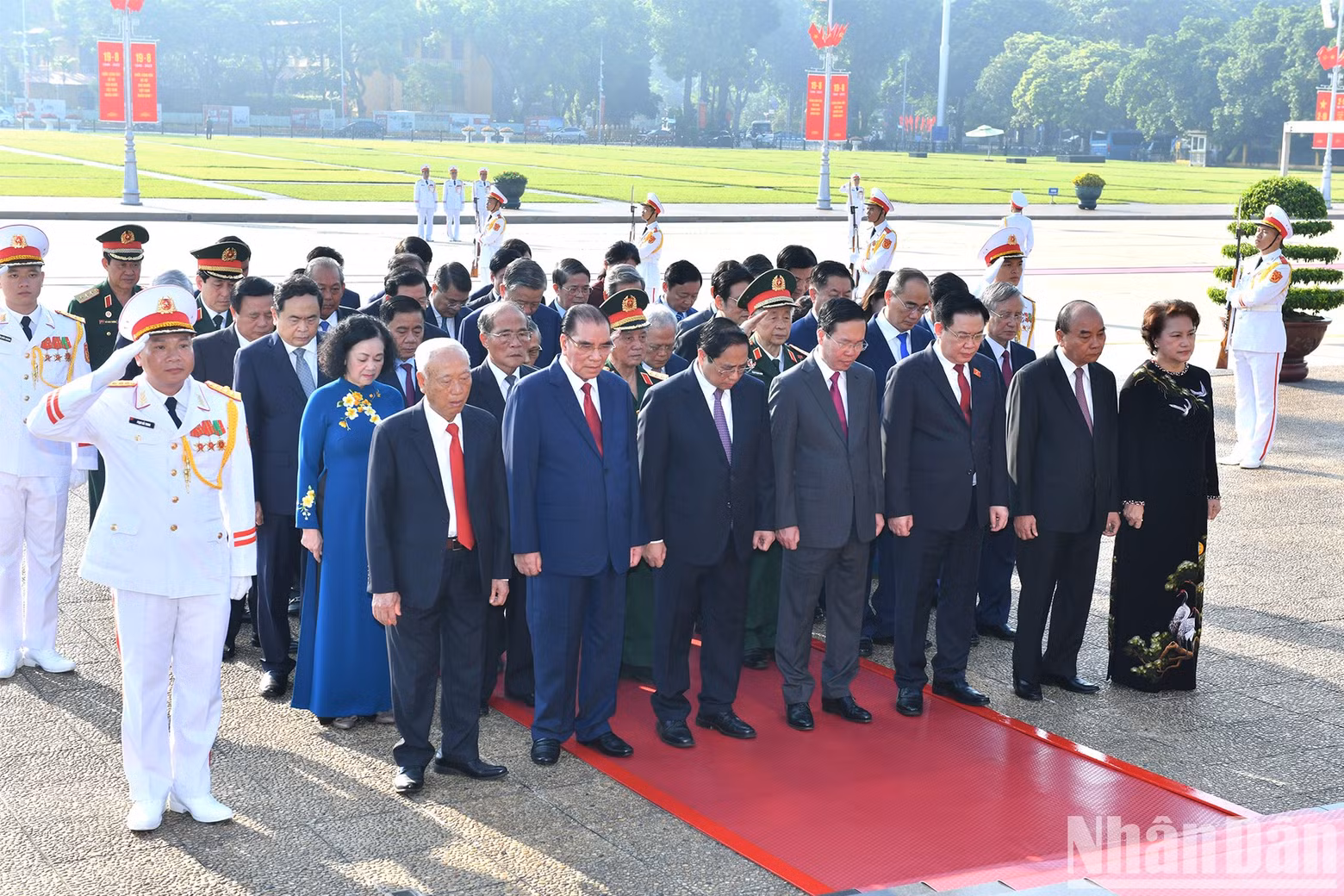 党和国家领导恭敬缅怀伟大胡志明主席的功劳。