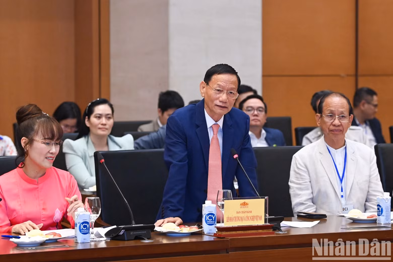 GELEXIMCO集团公司主席武文钱发表讲话。