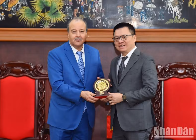 《人民报》社总编辑黎国明向阿尔及利亚驻越南大使布巴津·阿卜杜勒哈米德赠送纪念品。