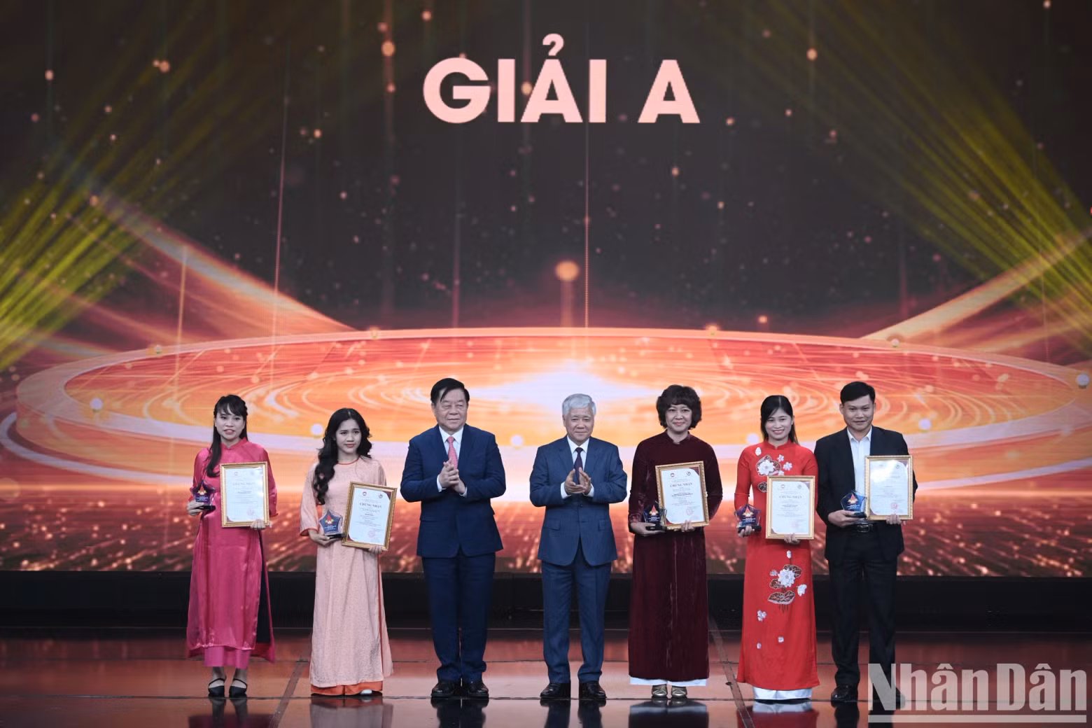 越共中央政治局委员、中央书记处书记、中央宣教部部长阮重义；越共中央政治局委员、中央书记处书记、越南祖国阵线中央委员会主席杜文战颁发A等奖。