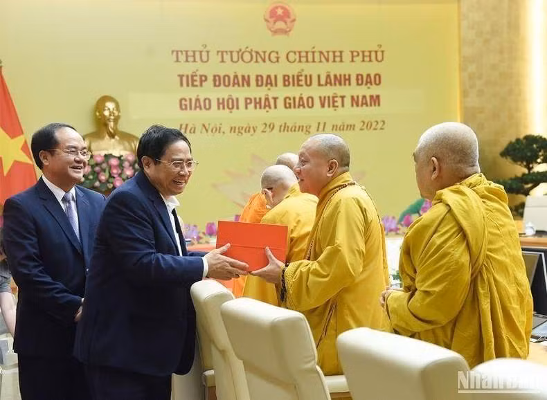 范明正总理向越南佛教协会代表赠送礼物。