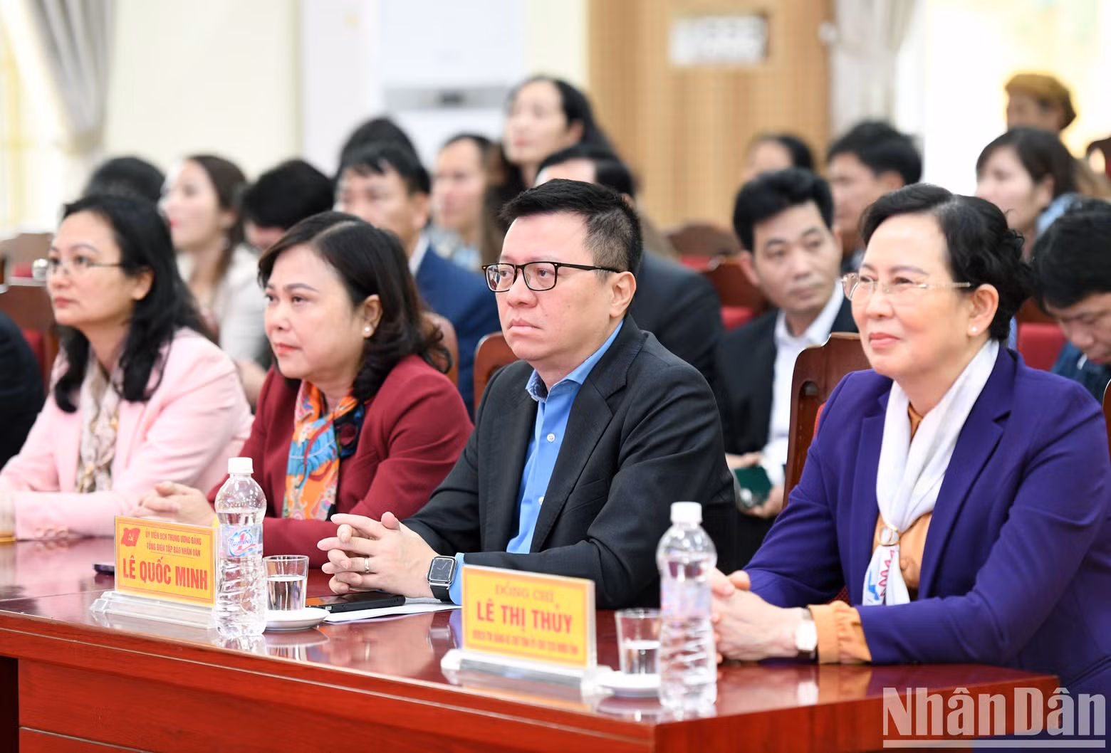 越共中央委员、越南《人民报》社总编辑、中央宣教部副部长、越南新闻工作者协会主席黎国明,河南省省委书记、省人民委员会主席黎氏水出席仪式。 越共中央委员、越南《人民报》社总编辑、中央宣教部副部长、越南新闻工作者协会主席黎国明,河南省省委书记、省人民委员会主席黎氏水出席仪式。