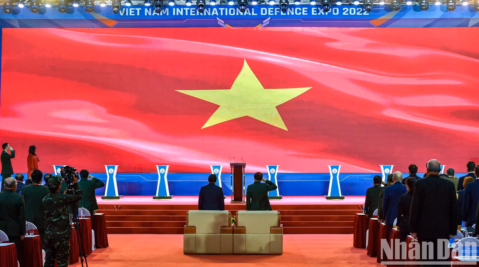 各位代表进行国旗升旗仪式。