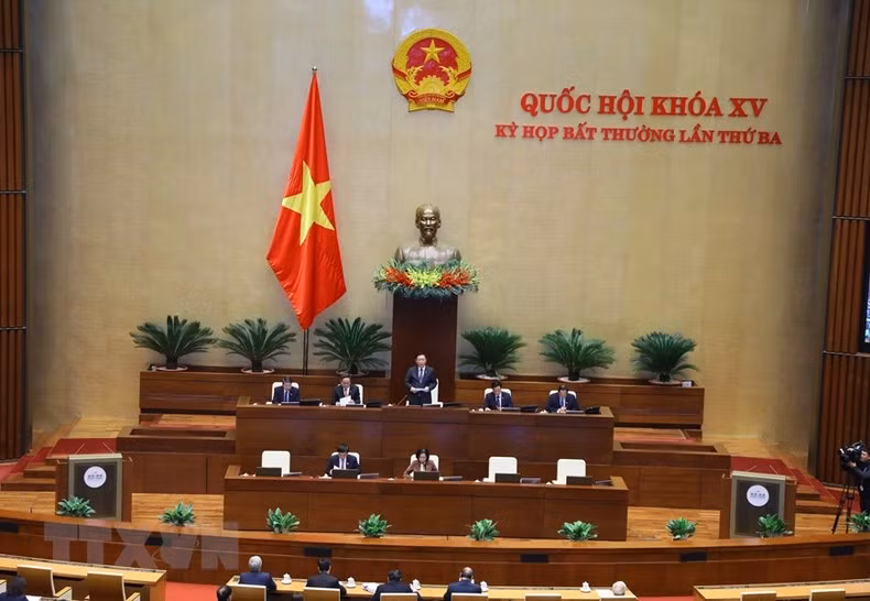国会主席王廷惠在会议上发表讲话。