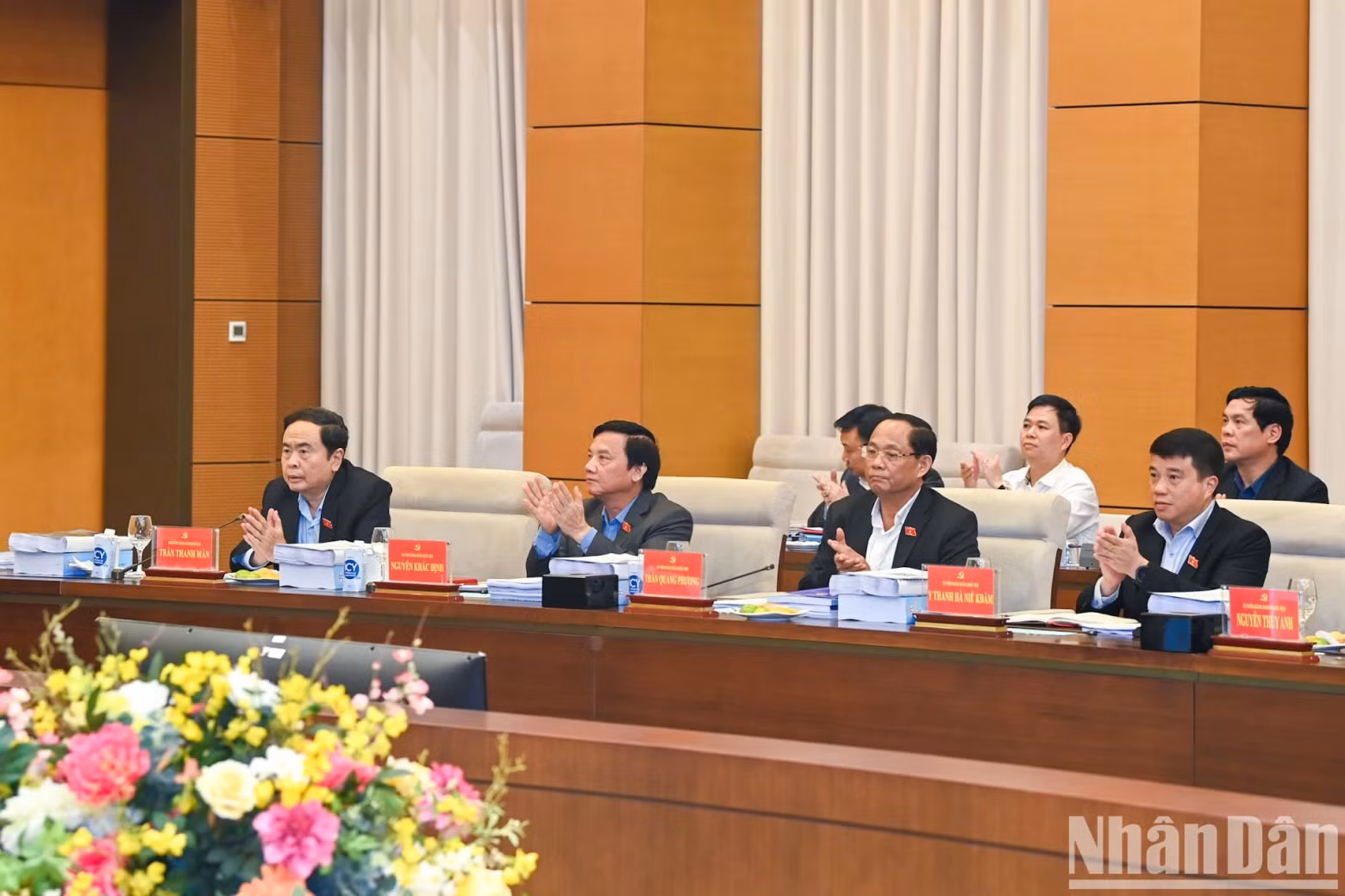 各位国会副主席出席会议。